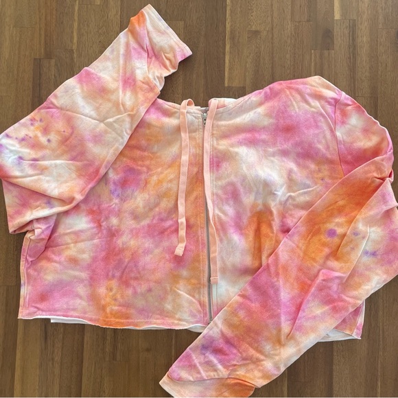 WVVY Cropped Hoodie - Picture 6 of 8